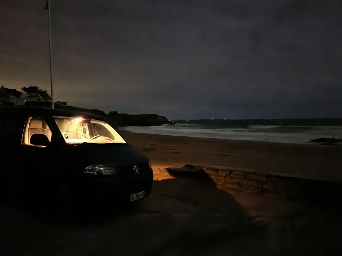 Se détendre le soir au bord de la plage