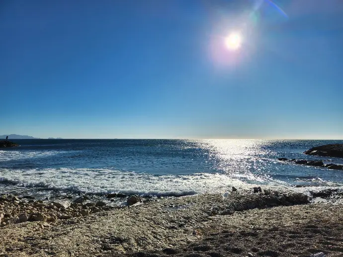 Soleil et ciel bleu sur la mer